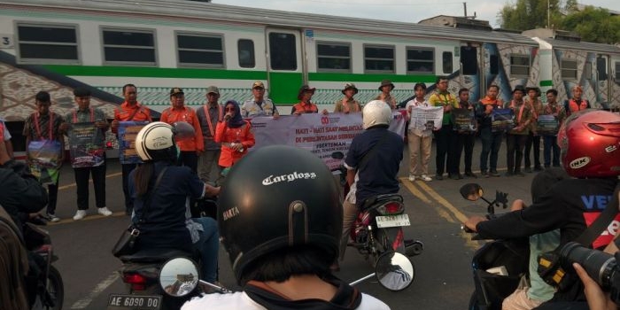 peringati-harhubnas-kai-daop-7-dan-dishub-kota-madiun-gelar-sosialisasi-di-perlintasan-sebidang