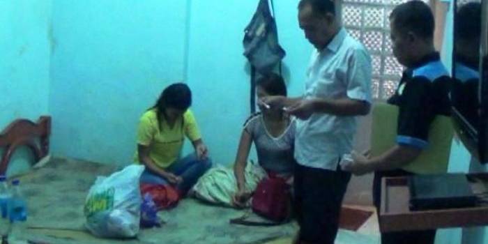 Petugas saat mendapati tamu hotel yang kedapatan membawa pil koplo. foto: Imron/BangsaOnline