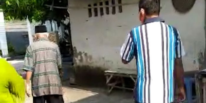 Seorang kakek berusia 95 tahun (berpeci) yang dinyatakan sembuh dari virus corona (Covid-19).