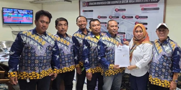 Anis Ambiyo Putri (dua dari kanan) saat menyerahkan berkas pendaftaran kepada ketua penjaringan, Masruron. Foto: SYUHUD/ BANGSAONLINE