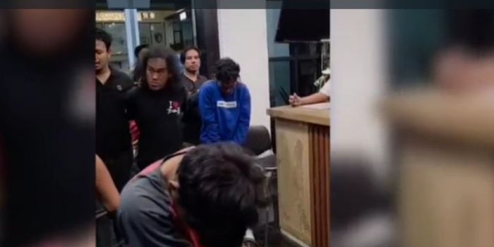 polrestabes-surabaya-tangkap-tiga-teknisi-wifi-yang-gasak-uang-dan-emas-di-rumah-warga-kenjeran