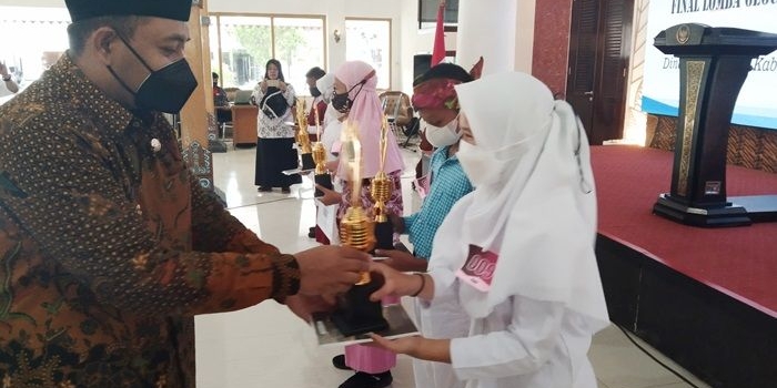 Bupati Ngawi Ony Harsono menyerahkan hadiah pemenang lomba geguritan.