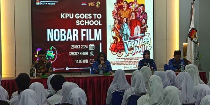 nonton-bareng-tepatilah-janji-di-smkn-2-cara-kpu-kota-kediri-sosialisasikan-pilkada-2024