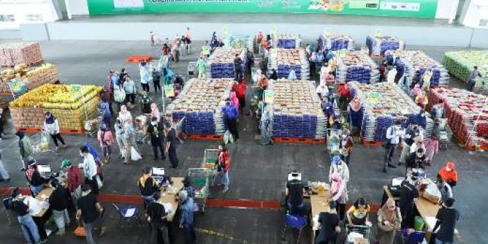 Suasana transaksi di Lumbung Pangan Jatim. foto: ist/ bangsaonline.com 