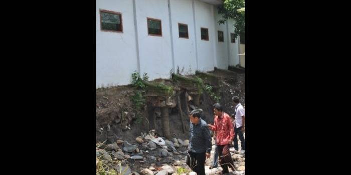 Kondisi bangunan SDN Banaran Kulon III menggantung akibat erosi oleh sungai Dawuhan. (Soewandito/BangsaOnline.com)
