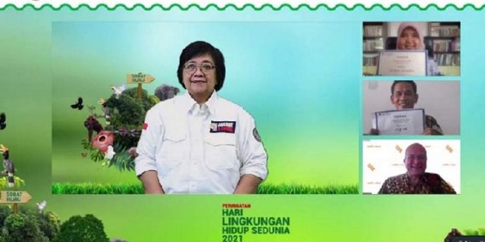 Menteri Lingkungan Hidup dan Kehutanan Republik Indonesia, Siti Nurbaya Bakar bersama Direktur Nuffic Neso Indonesia, Peter van Tuijl mengumumkan dua pemenang Climate Adaptation Challenge (CAC) 2021 secara virtual. 