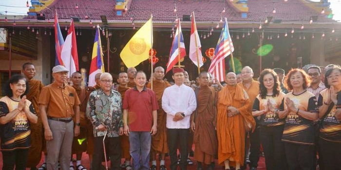 Wakil Wali Kota Pasuruan ketika melepas keberangkatan rombongan Walk for Peace 2026.


