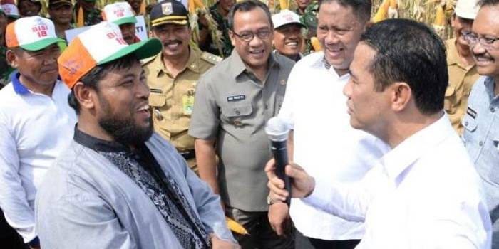 Menteri Pertanian Amran Sulaiman dan Wagub Jatim Saifullah Yusuf saat berdialog dengan petani jagung di Desa Gampingan Kecamatan Pagak, Malang, kemarin. foto: humas pemprov jatim