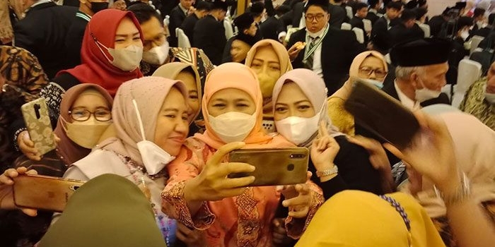 Gubernur Jatim, Khofifah Indar Parawansa, saat foto bersama wisudawati dari SMP-SMA Khadijah, Surabaya.