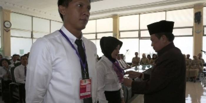 ?

Walikota menyalami dan menyematkan pin kepada peserta Diklat. Foto:aris/BANGSAONLINE