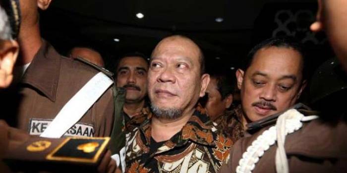 Ketua Kadin Jawa Timur dan sekaligus Ketua Umum PSSI La Nyalla Mattalitti saat tiba di Kejagung, Jakarta dua hari lalu. foto: kompas