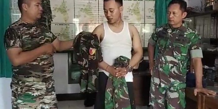 bikin-takut-nasabah-debt-collector-di-jombang-malah-cosplay-jadi-tni