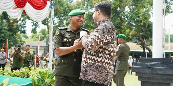 Bupati Kediri Hanindhito Himawan Pramana saat berbincang dengan mantan Dandim 0809 Kediri Letkol Inf Aris Setiawan. (Ist)