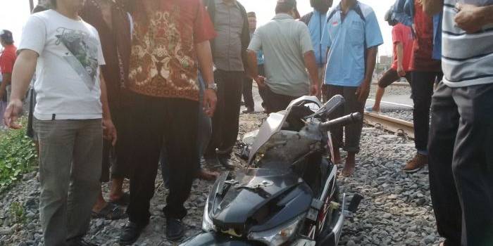 REMUK. Kondisi motor korban yang remuk setelah dihantam KA. foto : aries sugiarto/bangsaonline