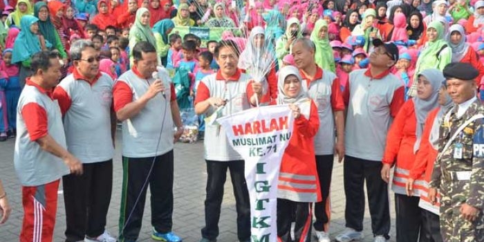SIMBOLIS: Wabup Nur Ahmad Syaifuddin didampingi Ketua PCNU Sidoarjo KH Maskhun melepas balon Jalan Sehat Harlah Muslimat NU ke-71 di GOR Delta, Sabtu (25/3). foto: istimewa