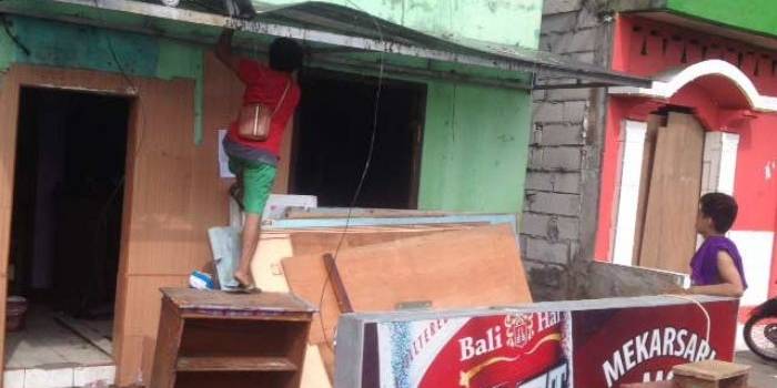BERSIAP: Warga Kalijodo tampak membongkar sendiri bangunannya. foto: rakisa/ BANGSAONLINE