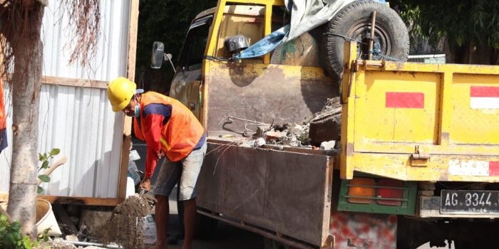 Seorang pekerja saat membersihkan bekas bongkaran penataan Stasiun Kediri