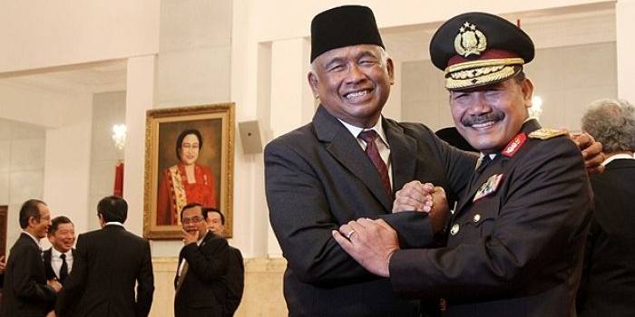 Taufiqurahman Ruki berjabat tangan dengan Wakapolri, Komisaris Jenderal Badrodin Haiti. Usai pelantikan pengambilan sumpah di Istana Negara. Taufiqurahman menjabat pimpinan KPK sementara, menggantikan Abraham Samad dan Bambang Widjojanto yang terjerat kasus hukum, Jakarta, 20 Februari 2015. Tempo/Aditia Noviansyah