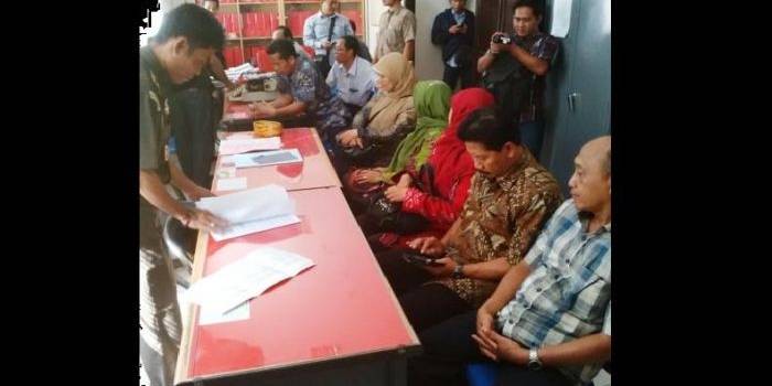 Sejumlah guru dan kepala sekolah diperiksa pihak kejaksaan negri Lamongan terkait bocornya kunci jawaban UN SMA sederajat 2014. Haris/BangsaOnline