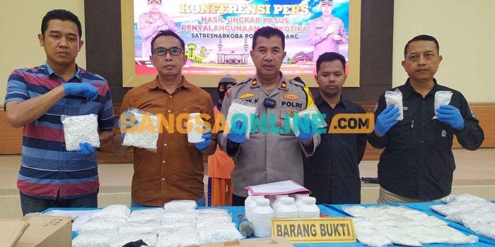 Wakapolres Jombang, Kompol Hari Kurniawan, saat konferensi pers terkait ungkap kasus jutaan pil koplo senilai Rp4 miliar. Foto: AAN AMRULLOH/BANGSAONLINE