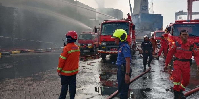 kapal-peti-kemas-verizon-terbakar-di-tanjung-perak-api-padam-setelah-4-jam