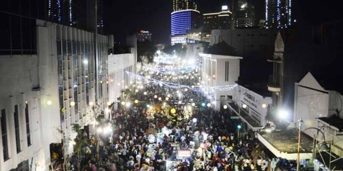 Ribuan tamu peserta Prepcom 3 for Habitat III beserta warga Surabaya memadati Jalan Tunjungan Surabaya pada Festival Jalan Tunjungan, Selasa (26/7) malam. 