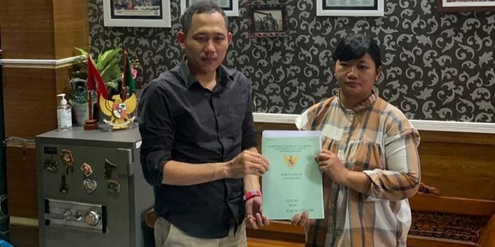 Penyerahan salah satu unit rumah yang dilakukan PT Anugrah Rizqy Al Hisyam.

