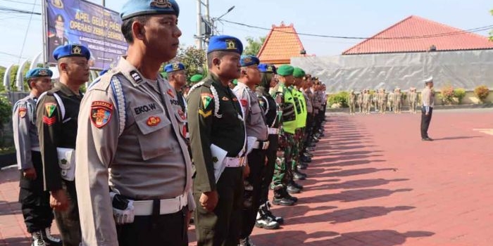 Kapolres Ngawi, saat memimpin apel gelar pasukan dan penyematan tanda pada petugas yang terlibat.