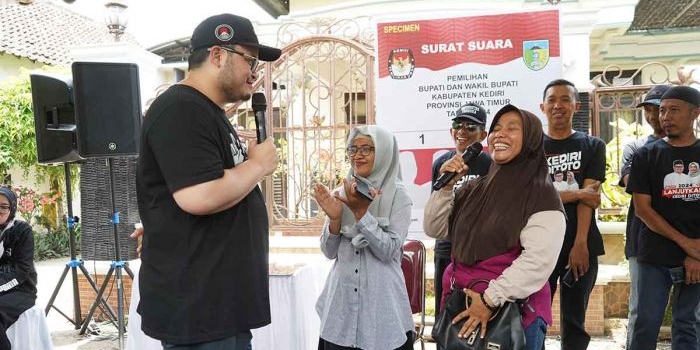 Calon Bupati Kediri nomor urut 2, Hanindhito Himawan Pramana, saat berdialog dengan emak-emak. Foto: Ist