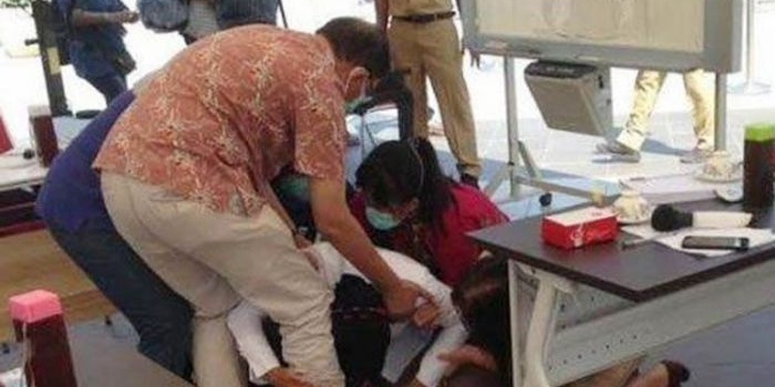 Wali Kota Surabaya Tri Rismaharini saat sujud di hadapan dokter saat audiensi dengan Ikatan Dokter Indonesia (IDI) Surabaya di Balai Kota, Senin (29/6/2020).