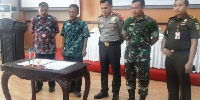 Kapolres AKBP Setyo Kus Heriyatno dan Dandim 0801 Letkol (kav) Aristoteles Hekeng Nusa Lawitang bersinergi perangi kriminalitas. (foto: ist)