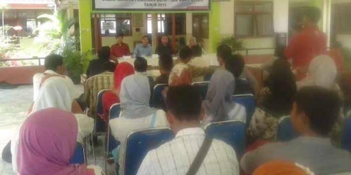 Para tokoh masyarakat dan pemuda saat menerima materi dari Panwascam Semanding terkait pelanggaran-pelanggran yang ada dalam pilkada. foto: suwandi/BANGSAONLINE