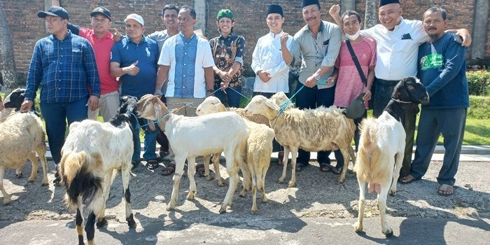 Gus Barra menyerahkan hewan kurban kepada Kepala Desa Petak Supoyo selaku Ketua AKD Kecamatan Pacet.