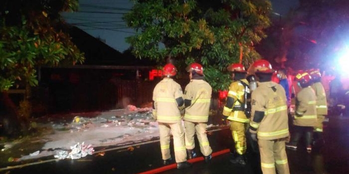 polisi-dalami-kebakaran-muatan-jasa-kirim-dekat-markas-brimob-di-surabaya