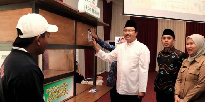 Wali Kota Pasuruan, Saifullah Yusuf, saat meninjau gerobak PKL.