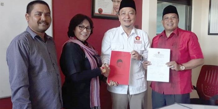 Asluchul Alif (dua dari kanan) saat mendaftar bacabup di DPD PDIP. foto: ist