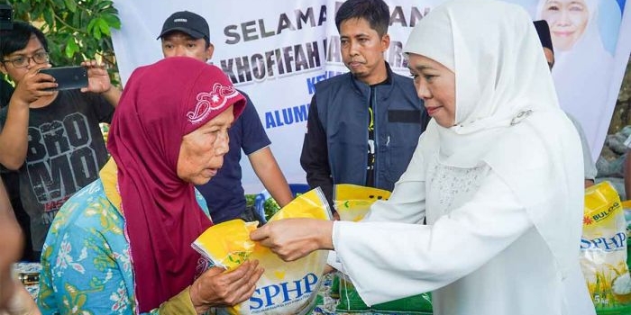 Khofifah Indar Parawansa saat menyapa masyarakat dalam pasar murah di Lumajang.