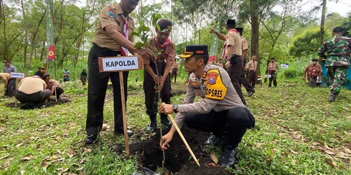 Kapolres Batu AKBP Oskar Syamsuddin mewakili Kapolda Jatim saat melakukan penanaman pohon.