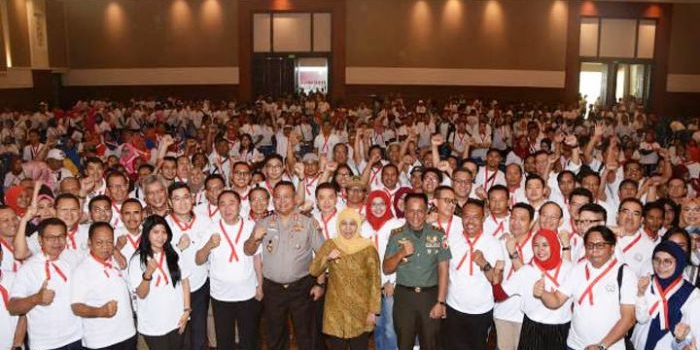 Gubernur Jatim Khofifah Indar Parawansa saat menghadiri Deklarasi Bersatu dan Damailah Indonesia di Grand City Convex Surabaya, Senin (14/10/2019). foto: Istimewa/ BANGSAONLINE