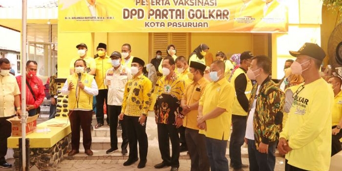 DPD Partai Golkar Kota Pasuruan menggelar vaksinasi untuk warga. foto: ist.