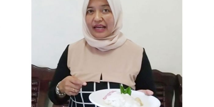Maimunah Saroh menunjukan tajin mera atau bubur safar yang sudah dibuat dalam rekaman program kuliner BANGSAONLINE TV. foto: bangsaonline.com
