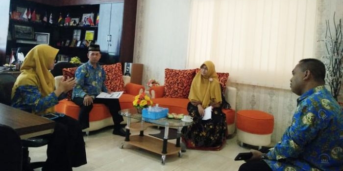 Suasana diskusi Tim Riset dengan Kepala SMA Muhammadiyah 1 Taman Sidoarjo.