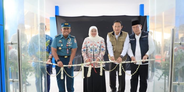 Gubernur Khofifah saat melakukan peresmian SMK Negeri Maritim Lamongan