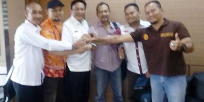 Perwakilan karyawan PT Smelting korban PHK sepihak saat  bertemu Bupati Sambari Halim Radianto di ruang kerjanya. foto: SYUHUD/ BANGSAONLINE