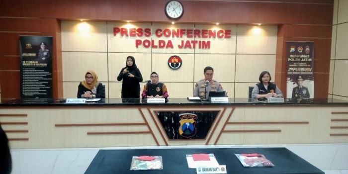 Kabid Humas Polda Jatim dan Dirres PPA/PPO saat konferensi pers