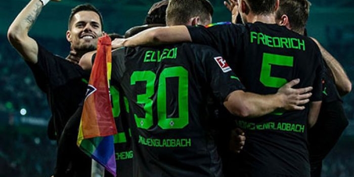 Pemain Monchengladbach merayakan kemenangan atas Borussia Dortmund dalam derby Borussia. 