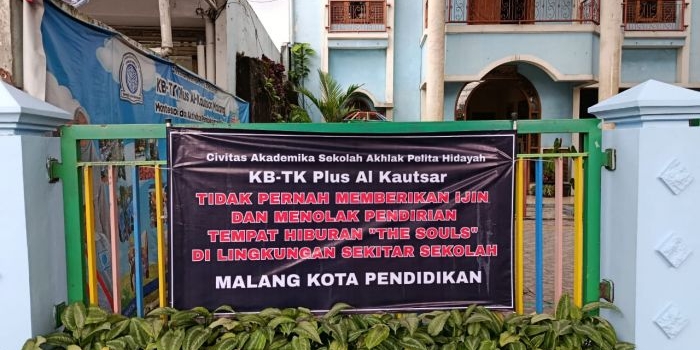 sekolah-akhlak-pelita-pasang-spanduk-tolak-klub-malam-the-souls-dprd-minta-pemkot-malang-bertindak