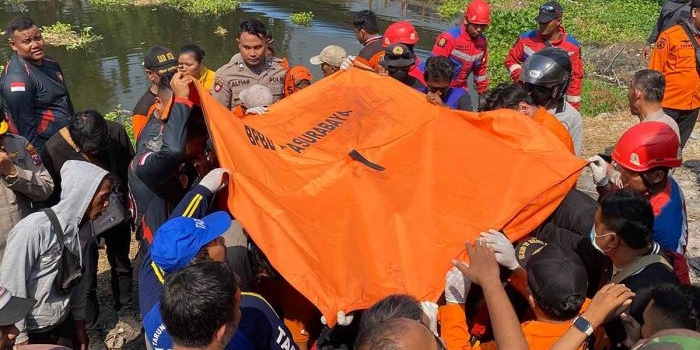 Petugas saat mengevakuasi jenazah pria yang bunuh diri di Surabaya.