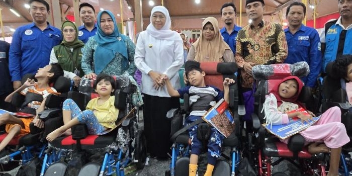 tekan-angka-kemiskinan-gubernur-jawa-timur-salurkan-bantuan-sosial-rp66-m-di-bangkalan