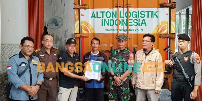 Logistik berupa surat suara untuk pemilihan wali kota dan wakil wali kota saat diterima di gudang KPU Kota Kediri. Foto: MUJI HARJITA/BANGSAONLINE